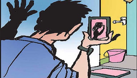 சிறுமி குளிப்பதை செல்போனில் படம் பிடித்த வாலிபர் போக்சோவில் கைது
