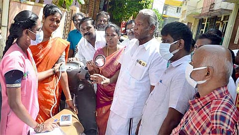 நாராயணசாமிபுரம் பகுதியில் மக்களை தேடி மருத்துவம் திட்டத்தில் பொதுமக்களுக்கு மருத்துவ பரிசோதனை மேற்கொள்வதை மேயர் ராமச்சந்திரன், ஆணையாளர் கிறிஸ்துராஜ் ஆகியோர் பார்வையிட்ட காட்சி.