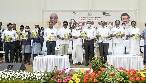 விழாவில் “கல்லூரி கனவு “ எனும் மாணவர்களின் உயர் கல்விக்கு வழிகாட்டும் புத்தகத்தினை கலெக்டர் கார்மேகம் வெளியிட்ட காட்சி. அருகில் எஸ்.ஆர்.பார்த்திபன் எம்.பி., எம்.எல்.ஏ.க்கள் வக்கீல் ராஜேந்திரன், அருள், பாலசுப்பிரமணியம், சதாசிவம் மற்றும் பலர் உள்ளனர்.