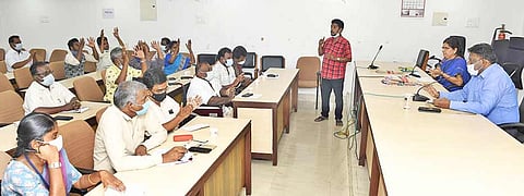 தேனி கலெக்டர் அலுவலகத்தில் காது கேளாத, வாய் பேச இயலாத மாற்றுத் திறனாளிகள் வசதிக்காக செய்கை மொழி பெயர்ப்பாளர் மூலம் விளக்கம் அளிக்கப்பட்டது.