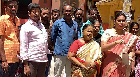 குடிநீரில் சாக்கடை கலப்பதாக கூறி கவுன்சிலர் ராதிகா தலைமையில் பொது மக்கள் போராட்டம் செய்தனர்.