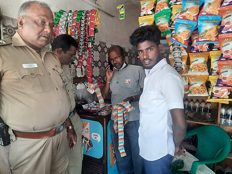 கடையில் குட்கா பொருட்களை போலீசார் கைப்பற்றினர்.