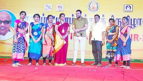 தனியார் நர்சிங் கல்லூரி மாணவிகளை கலெக்டர் அருண் தம்புராஜ் பாராட்டினார்.