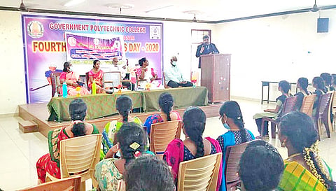 சட்ட விழிப்புணர்வு முகாம் நடந்தது.