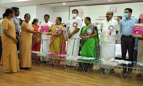 நிகழ்ச்சியில் அமைச்சர் கீதாஜீவன் விருது வழங்கிய காட்சி. அருகில் அமைச்சர்கள் மற்றும் அதிகாரிகள் உள்ளனர். 