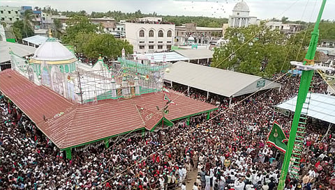 ஏர்வாடி சந்தனக்கூடு திருவிழா கொடியிறக்க நிகழ்ச்சியில் ஆயிரக்கணக்கானோர் கலந்து கொண்டனர்.