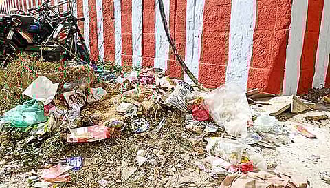 குப்பைகள் குவிந்து கிடக்கும் காட்சி.