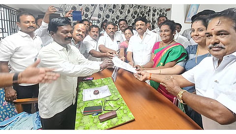 ஒன்றிய கவுன்சிலர் தேர்தலில் போட்டியின்றி தேர்ந்தெடுக்கப்பட்ட வசந்தகுமாரிக்கு
தேர்தல் அதிகாரி சரவணன், உதவி தேர்தல் நடத்தும் இளங்கோ ஆகியோர் வெற்றி சான்றிதழை வழங்கியபோது எடுத்த படம்.