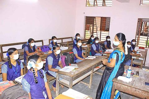 நெல்லையில் உள்ள ஒரு பள்ளியில் இன்று மாணவிகள் முகக்கவசம் அணிந்துள்ளதை படத்தில் காணலாம்.
