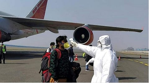 வெளிநாடுகளில் இருந்து கொரோனா அறிகுறியுடன் வந்த விமான பயணிகள்