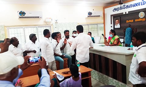 மக்கள் பிரச்சனைக்கு தீர்வு காண முடியவில்லை