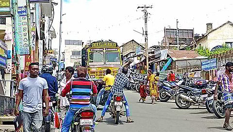 கொடைக்கானலின் பிரதான அண்ணா சாலையில் கடும் போக்குவரத்து நெரிசல் ஏற்பட்டுள்ளது.