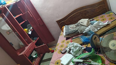  கொள்ளையர்களால் உடைக்கப்பட்ட பீரோவை படத்தில் காணலாம். 