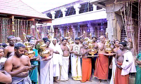 திருவட்டார் ஆதிகேசவ பெருமாள் கோவில் தங்க முலாம் பூசப்பட்ட கும்ப கலச ஊர்வலம்