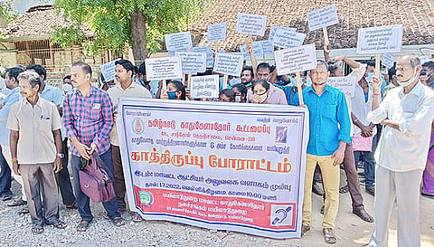 காத்திருப்பு போராட்டம் நடைபெற்றது.
