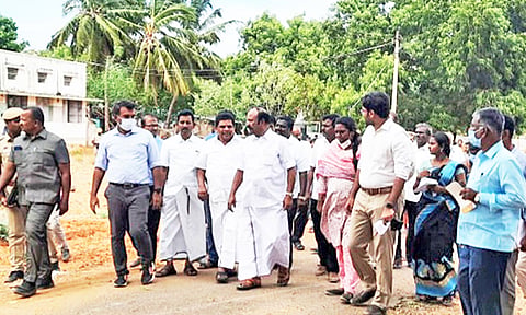 பரமன்குறிச்சி சமத்துவபுரத்தில் நடைபெறும் பணிகளை அமைச்சர்கள் பெரிய கருப்பன், அனிதா ராதாகிருஷ்ணன் நேரில் ஆய்வு செய்தபோது எடுத்தபடம்.