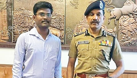 டி.ஜி.பி. சைலேந்திரபாபு, சுப்புராஜை நேரில் அழைத்து வாழ்த்து தெரிவித்தபோது எடுத்தபடம்.