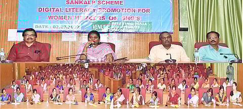 சுய உதவி குழு உறுப்பினர்களுக்கு பயிற்சி அளிக்கப்பட்ட காட்சி.