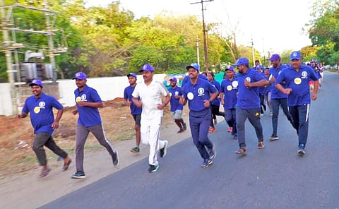 மாநகர போலீஸ் துணைகமிஷனர் சீனிவாசன் மராத்தான் போட்டியை தொடங்கி வைத்து மாணவர்களுடன் சேர்ந்து ஓடிய போது எடுத்தபடம். 