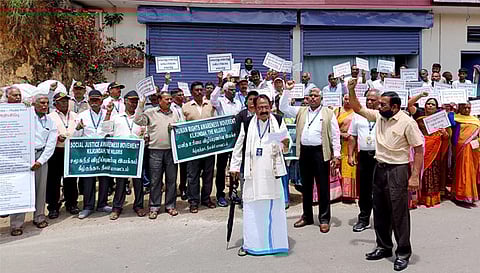மஞ்சூரில் டாஸ்மாக் கடையை மாற்றக் கோரி போராட்டம்