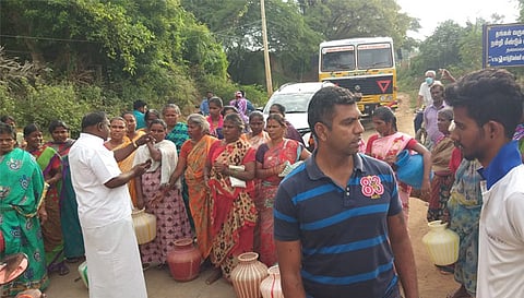 துடியலூர் அருகே குடிநீர் கேட்டு பெண்கள் காலிக்குடங்களுடன் சாலை மறியல்