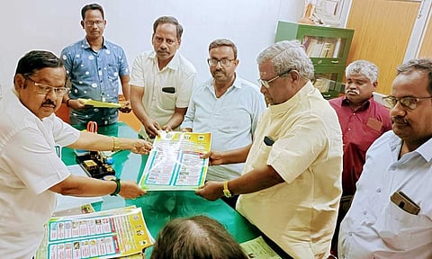 வியாபாரிகளுடன் கொம்யூன் ஆணையர் ஆலோசனை நடத்திய காட்சி.