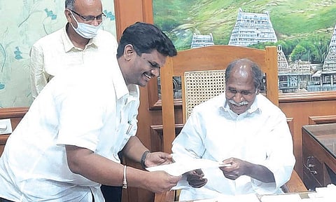 ரங்கசாமியிடம் சம்பத் எம்.எல்.ஏ. மனு அளித்த போது எடுத்தபடம்