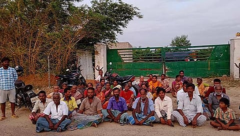 போராட்டத்தில் ஈடுபட்ட பொதுமக்கள்.