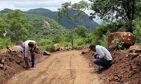 கத்திரிமலையில் ரோடு போடும் பணி 4 மாதங்களில் நிறைவு பெறும்