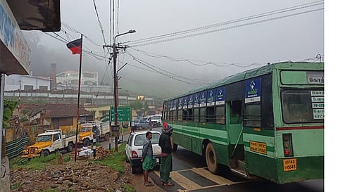 கொடநாடு அருகே பஸ் நிழற்குடை கட்டப்படாததால் மழையில் நனையும் பயணிகள்
