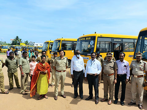 தனியார் பள்ளி வாகனங்களை அதிகாரிகள் ஆய்வு செய்தனர்.