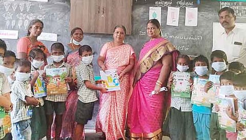 மாணவர்களுக்கு எண்ணும் எழுத்தும் கையேட்டை வட்டாரக் கல்வி அலுவலர் மலர்கொடி வழங்கினார். அருகில் தலைமை ஆசிரியை மேரி உள்ளார்.