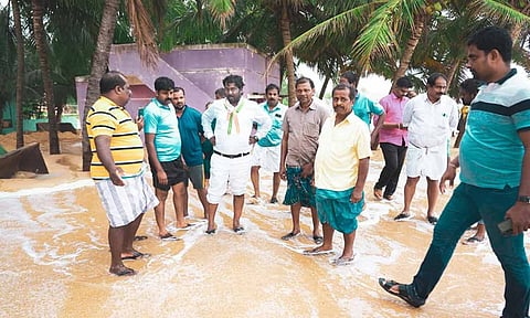 கடல் சீற்றத்தால் மக்கள் பாதிப்பு- நேரில் சென்று பார்வையிட்டு உதவிய விஜய் வசந்த் எம்.பி.