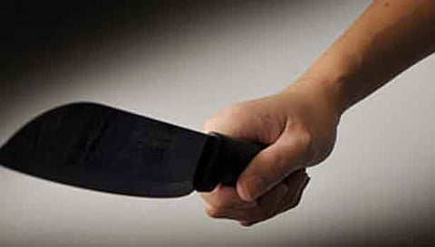 திருவள்ளூர் அருகே விவாகரத்து கேட்டு வழக்கு போட்டதால் மனைவி, மகளை வெட்டிய தொழிலாளி