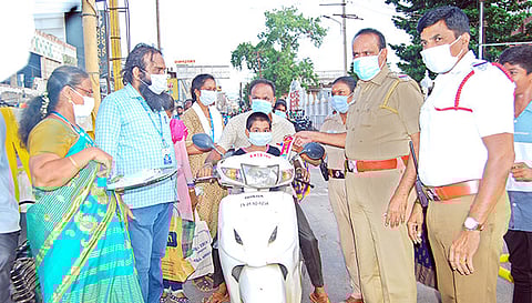 முககவசம் அணிந்து வந்தவர்களுக்கு இன்ஸ்பெக்டர்கள் (போக்குவரத்து) ரவிச்சந்திரன், சந்திரா, கருணாகரன் மற்றும் ஜோதி அறக்கட்டளை செயலாளர் டாக்டர் பிரபு ராஜ்குமார் உள்ளிட்டோர் திருக்குறள் புத்தகம் வழங்கினர்.