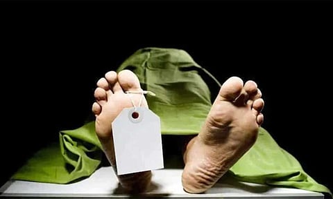 கிணற்றின் மேல் தூங்கிய தொழிலாளி தவறி விழுந்து சாவு