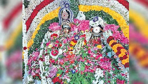 திருக்கல்யாணத்தை முன்னிட்டு சுவாமி, அம்பாள் சிறப்பு அலங்காரத்தில் உள்ளனர்.