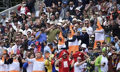 இந்திய ரசிகர்கள் மீது இனவெறி தாக்குதல்