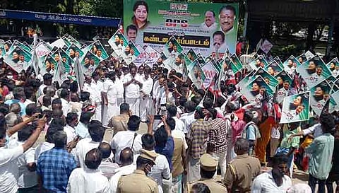 புதுக்கோட்டையில் ஓ.பன்னீர்செல்வம் ஆதரவாளர்கள் ஆர்ப்பாட்டம்