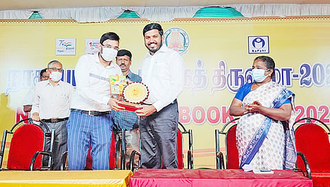 முகம்மது ஷா நவாஸ் எம்.எல்.ஏ.வுக்கு மாவட்ட கலெக்டர் அருண் தம்புராஜ் கேடயம் வழங்கினார்.