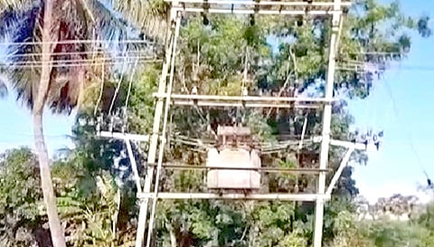 சாயும் நிலையில் உள்ள மின்மாற்றி.