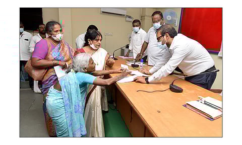 மக்கள் குறைதீர்க்கும் நாள் கூட்டத்தில் மூதாட்டி ஒருவருக்கு ரூ.5 ஆயிரத்திற்கான காசோலையை மாவட்ட கலெக்டர் ஜெயசந்திரபானுரெட்டி வழங்கினார்.