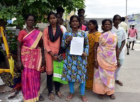 கள்ளக்குறிச்சி மாவட்ட கலெக்டர் அலுவலகத்தில் மனு அளிக்க வந்த மாற்றுத்திறனாளியின் உறவினர்களை படத்தில் காணலாம்.