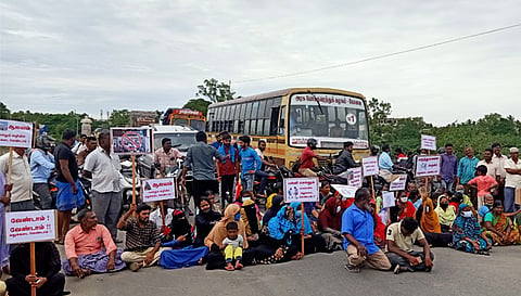 சோமனூரில் டாஸ்மாக் கடை அமைக்க எதிர்ப்பு- 100க்கும் மேற்பட்ட பெண்கள் சாலைமறியல்