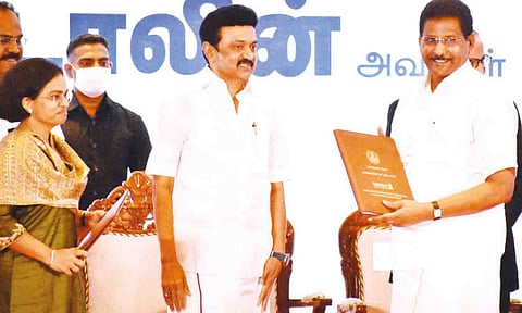 முதல்-அமைச்சரிடம் புரிந்துணர்வு ஒப்பந்தத்தை ராம்ராஜ் காட்டன் நிறுவனர் கே.ஆர்.நாகராஜன் வழங்கிய காட்சி.