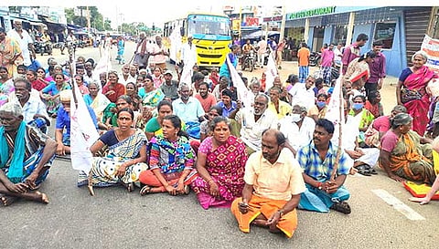 செம்பட்டியில் சாலை மறியலில் ஈடுபட்ட மாற்றுத்திறனாளிகள்.