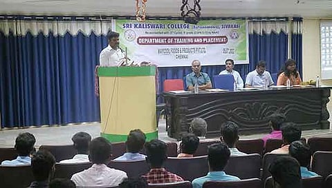 வளாகத்தேர்வில் பங்கேற்றவர்கள்.