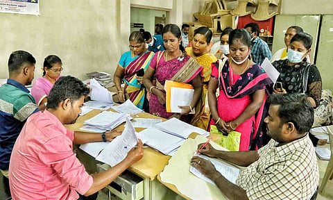 கலெக்டர் அலுவலகத்தில் உள்ள மாவட்ட கல்வி அலுவலகத்தில் விண்ணப்பிக்க வந்த பட்டதாரிகள்.