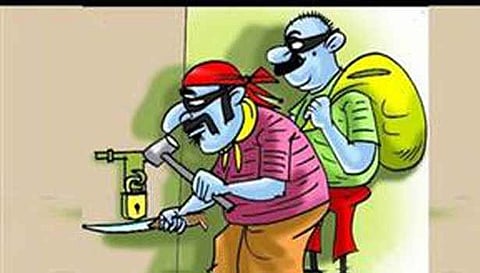 கார்மென்ட்ஸ் கடையின் பூட்டை உடைத்து கொள்ளை