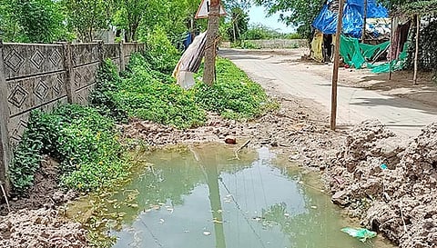 சாலையில் தேங்கி நிற்கும் தண்ணீர்.